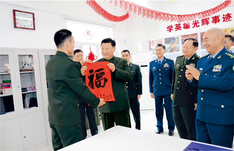 2019年新春佳节即将到来之际,中共中央总书记、国家主席、中央军委主席习近平2月2日专程来到北京卫戍区,深入基层班排,察看执勤哨位,亲切慰问部队官兵,代表党中央和中央军委,向全体人民解放军指战员、武警部队官兵、民兵预备役人员致以诚挚问候和新春祝福。这是北京卫戍区支援保障大队警卫勤务一中队战士现场书写“福”字敬送习主席,表达官兵对习主席的新春祝福。 新华社记者 李刚/摄