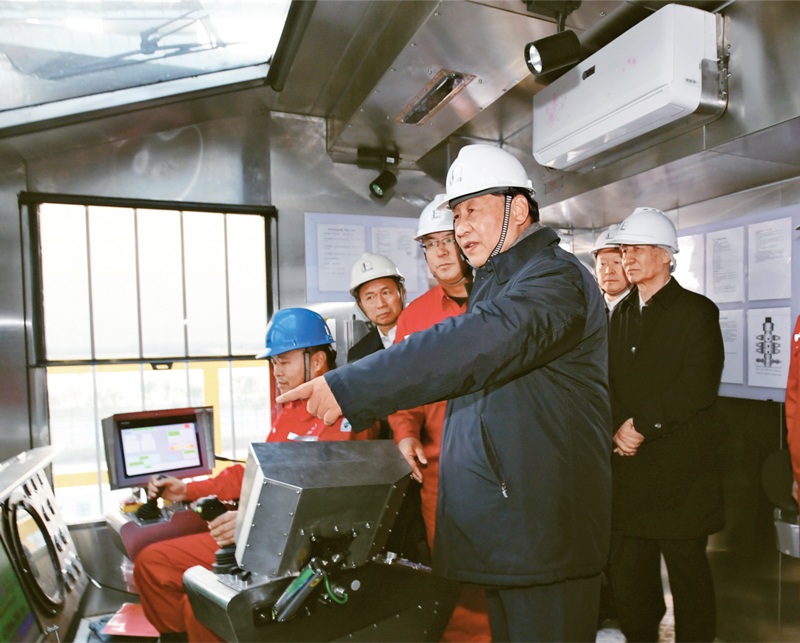 2021年10月22日下午,中共中央总书记、国家主席、中央军委主席习近平在山东省济南市主持召开深入推动黄河流域生态保护和高质量发展座谈会并发表重要讲话。这是座谈会前,习近平21日下午在位于东营市莱州湾的胜利油田莱113区块考察时,登上二层钻井平台,察看钻井自动化设备。 新华社记者 李学仁/摄