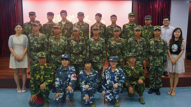 参赛选手与教官、老师合影