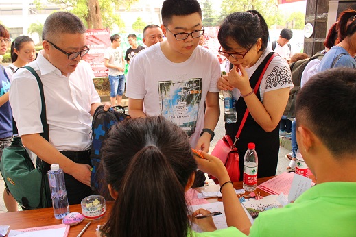 新生在家长陪同下报到